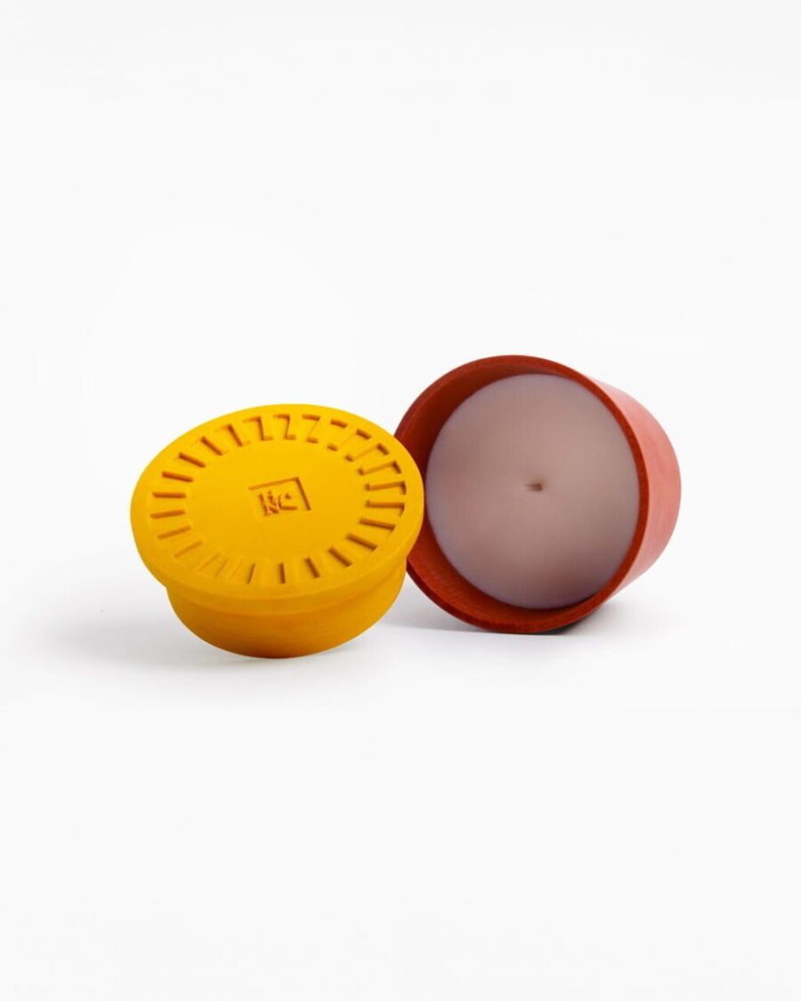 Ethische BANANA kaars met een levendig geel deksel en een terracotta pot, met een zoete bananengeur met hints van limoen en vanille.