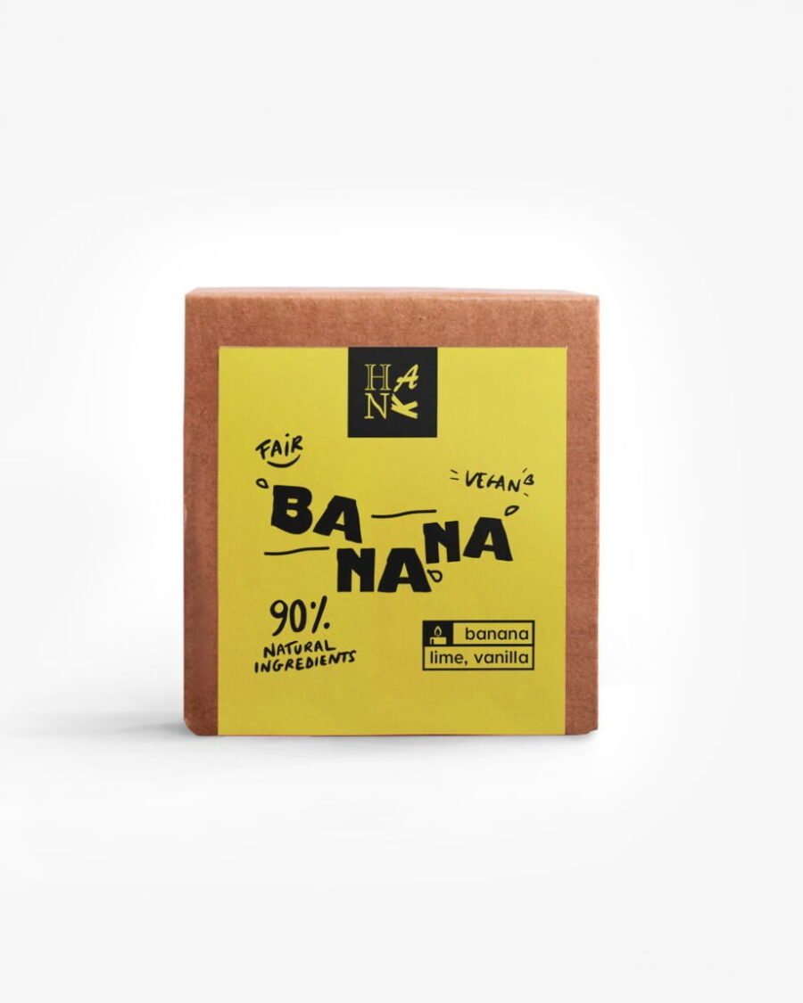 Verpakking van BANANA geurkaars met een levendig geel label op een bruine doos, met de nadruk op de eerlijke, veganistische en 90% natuurlijke ingrediënten.