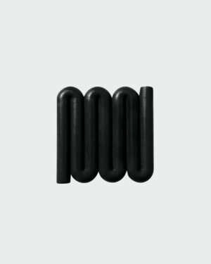 Black Bandy zeepbakje met kronkelige, gebogen lijnen ontworpen voor optimale waterstroom en beluchting, geïnspireerd op de Australische bandy-bandy slang.