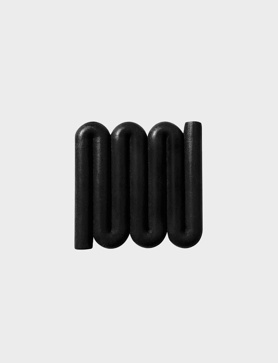 Black Bandy zeepbakje met kronkelige, gebogen lijnen ontworpen voor optimale waterstroom en beluchting, geïnspireerd op de Australische bandy-bandy slang.
