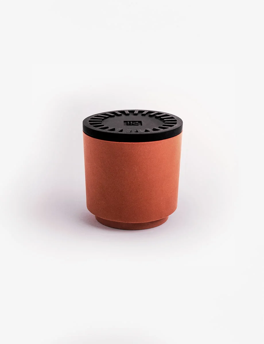 BEYOND THE PINES Scented Candle – A Forest Retreat BEYOND THE PINES candle with a deep black lid and terracotta pot, exuding a balsamic pinewood scent with notes of cedar, rosemary, and eucalyptus.