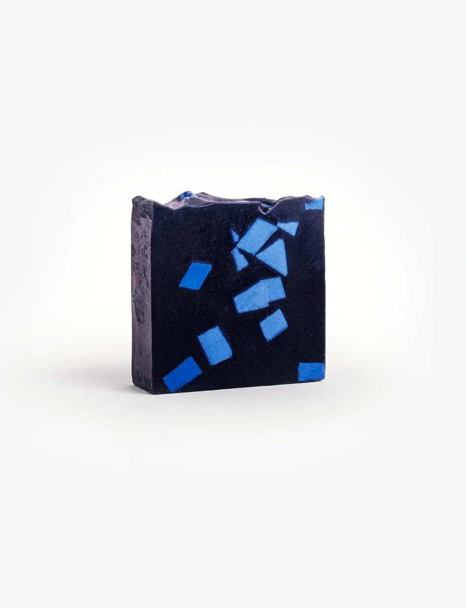 Artisanal soap with activated charcoal and vibrant blue accents, inspired by the pine forests of the Côte d’Azur