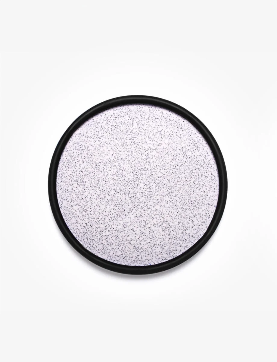 Stylish HOOP tray with a classy black hoop, designed for aperitifs.