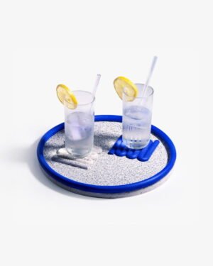 Stylish HOOP tray with a colorful blue hoop, designed for aperitifs, displaying two glasses with lemon and straws on a textured surface