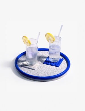 Stylish HOOP tray with a colorful blue hoop, designed for aperitifs, displaying two glasses with lemon and straws on a textured surface