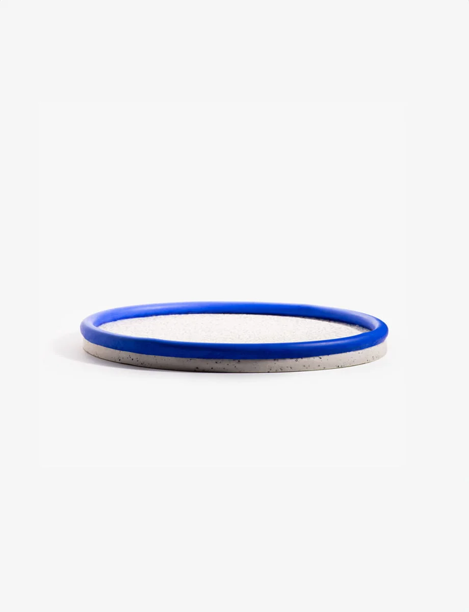 HOOP Aperitif Tray – Dynamic Blue Design – side view Stylish HOOP tray with a colorful blue hoop, designed for aperitifs.