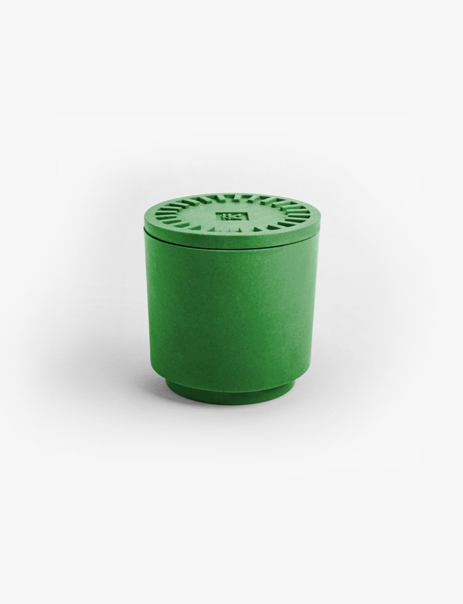 Rustgevende 'Matcha Mint'-kaars in een levendige groene Jesmonite-pot, ontworpen om diepe ontspanning op te roepen met zijn mint- en Matcha-theegeur.