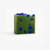 Handgemaakte 'Matcha Mint' biologische zeep met echte Matcha theestukjes, in verfrissende tinten groen met blauwe accenten.