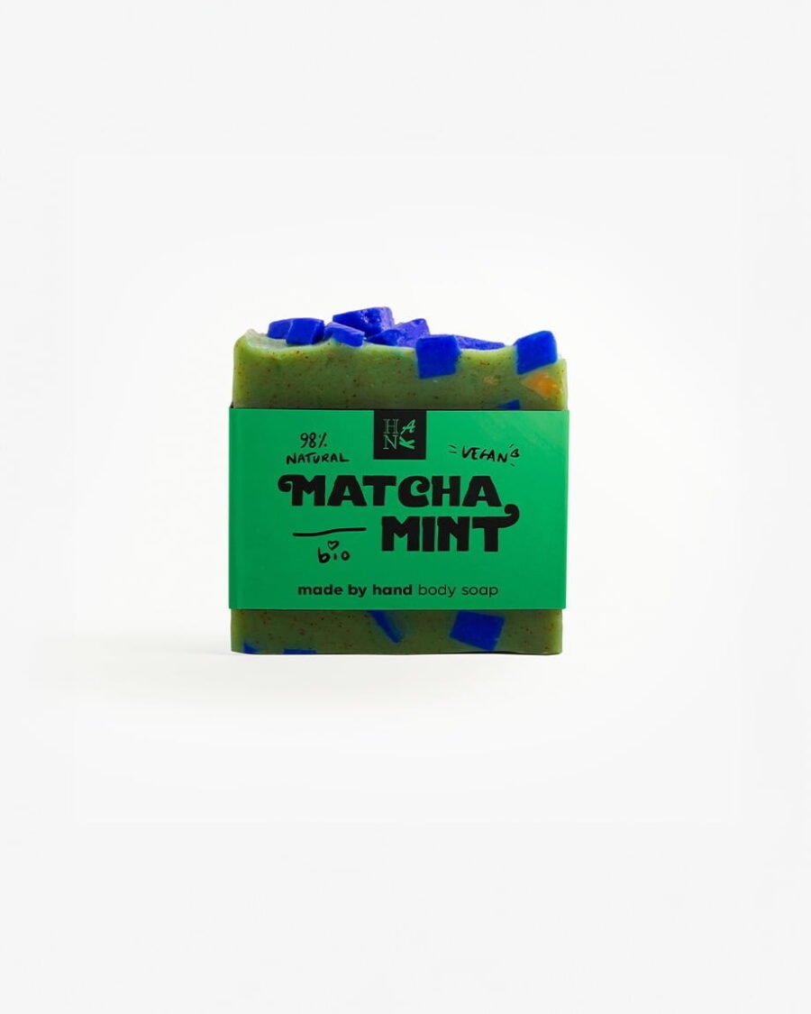 Handgemaakte 'Matcha Mint' biologische zeep met echte Matcha theestukjes, in verfrissende tinten groen met blauwe accenten.