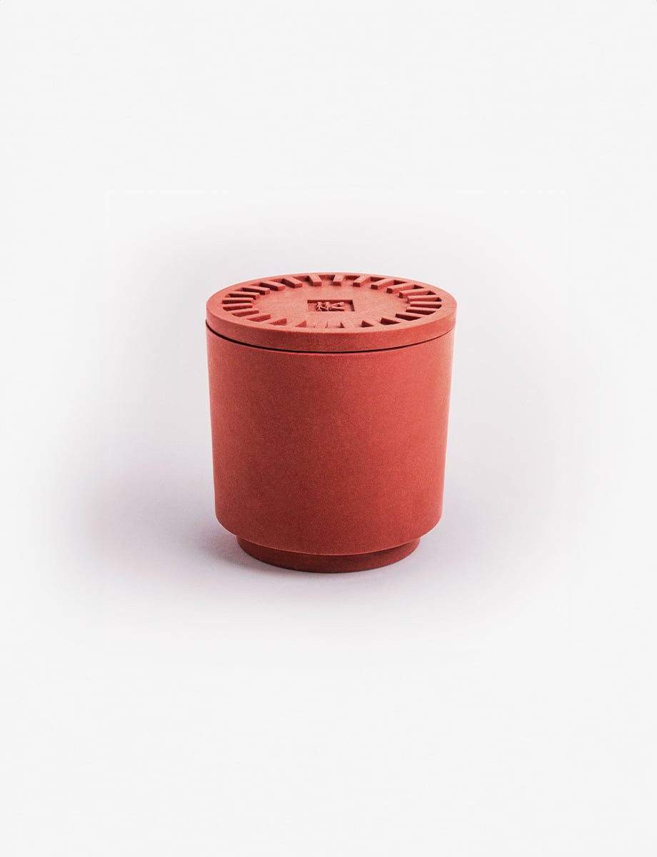 De ORIGINAL GANGSTA kaars in een slanke rode Jesmonite pot met bijpassende schotel, met de unieke geur van blauwe framboos.