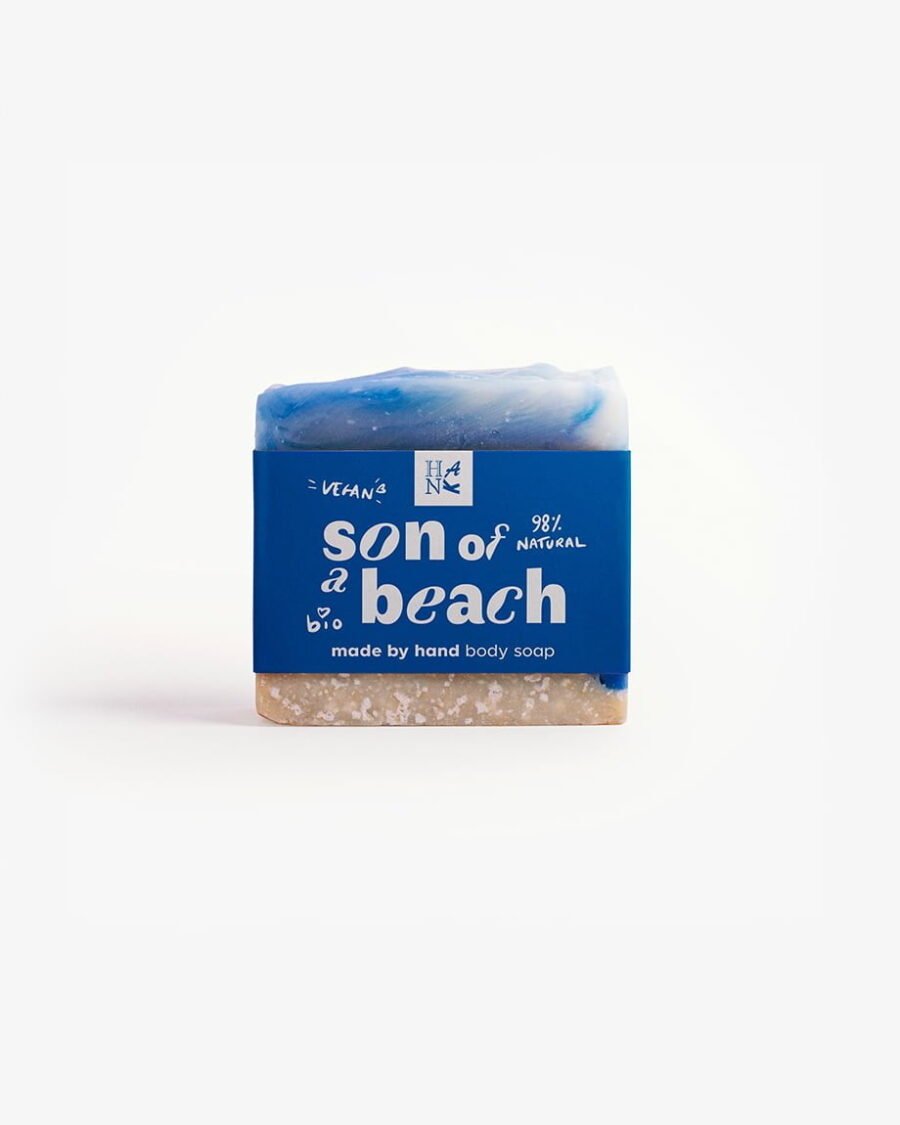 Biologische zeepbar geïnspireerd op 's werelds meest ongerepte stranden, met blauwe golven en witte zandige texturen, geparfumeerd met een frisse mojito-geur.