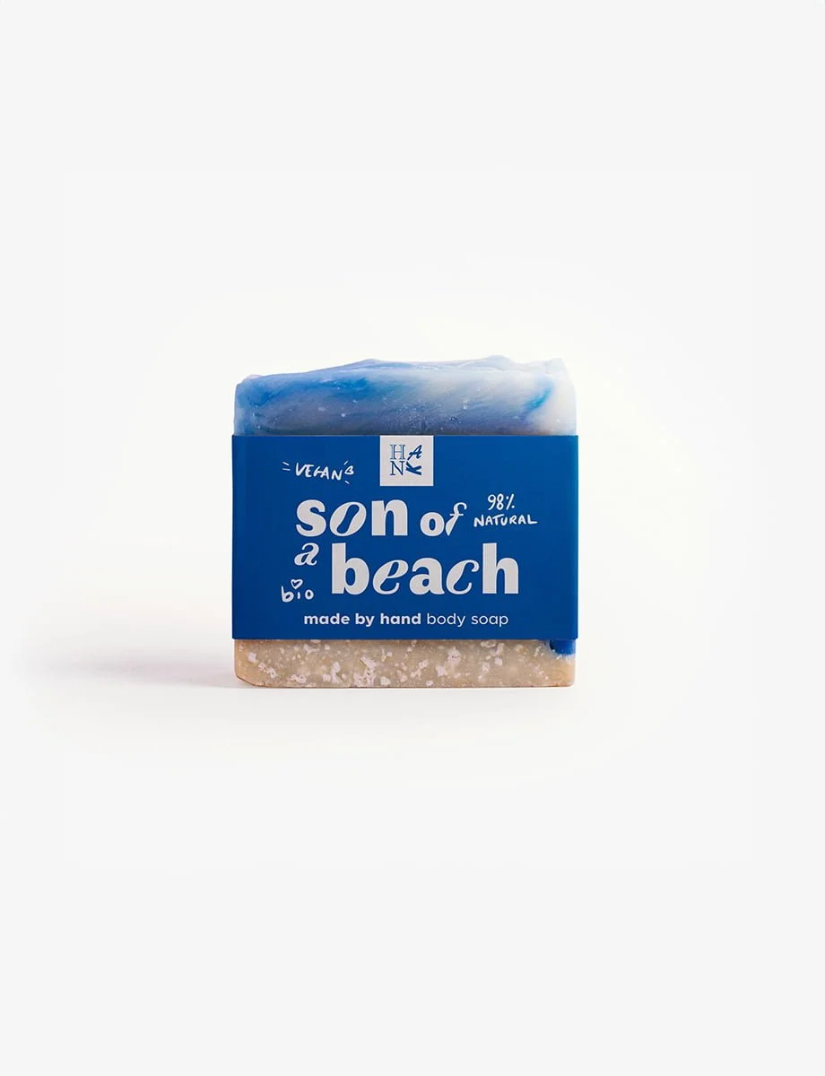 Zoon van een strandzeep – Mojito geparfeerd met Dode Zeemineralen Biologische zeepbar geïnspireerd op 's werelds meest ongerepte stranden, met blauwe golven en witte zandige texturen, geparfumeerd met een frisse mojito-geur.
