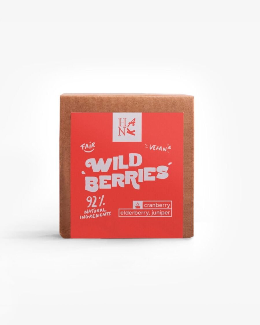 Eco-friendly verpakking van WILD BERRIES kaars, met een rood label met eerlijke en veganistische referenties op een natuurlijke bruine doos.
