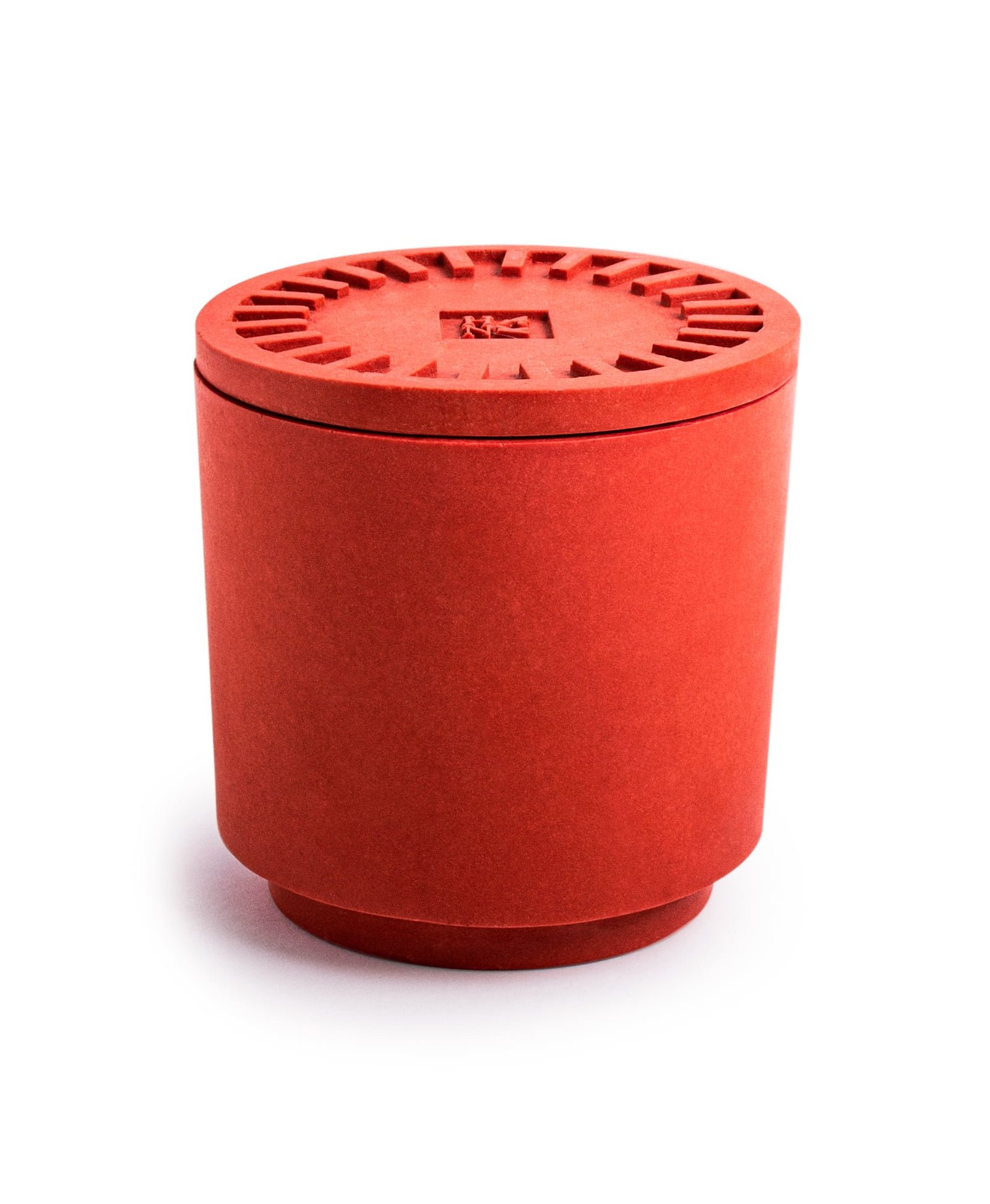 De ORIGINAL GANGSTA kaars in een slanke rode Jesmonite pot met bijpassende schotel, met de unieke geur van blauwe framboos.